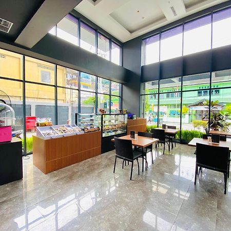 Fox Hotel Jayapura Extérieur photo