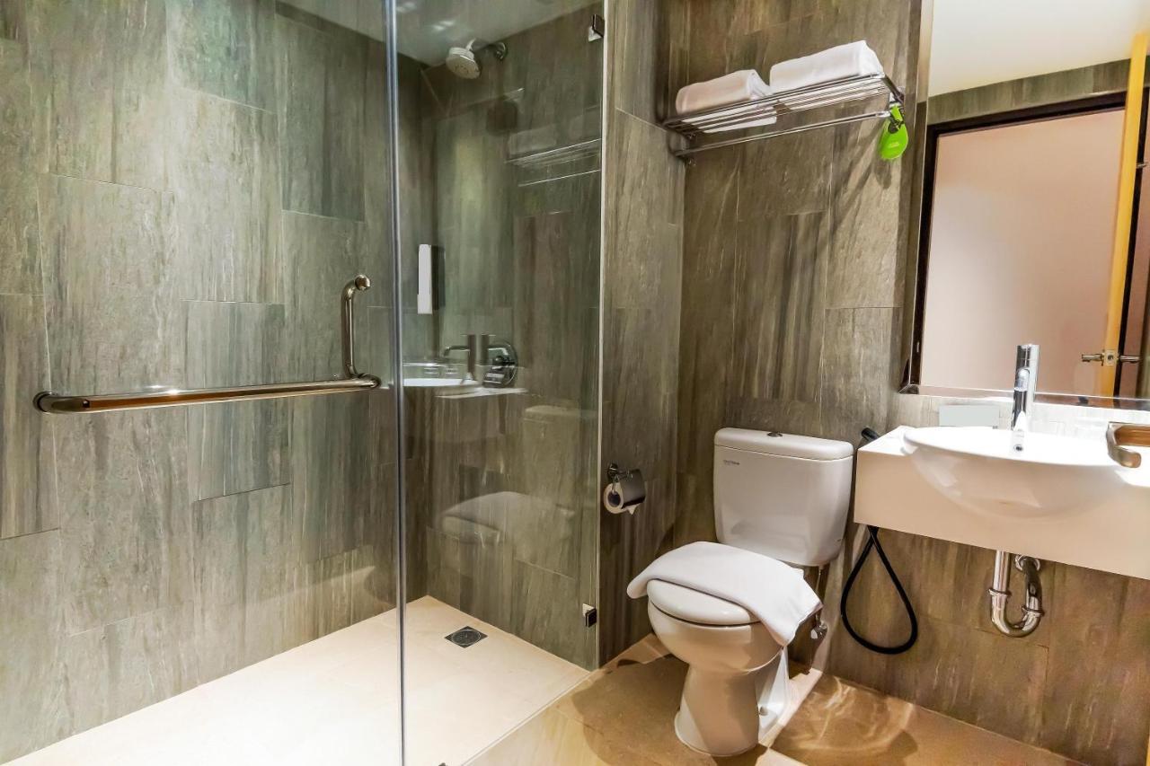 Fox Hotel Jayapura Extérieur photo