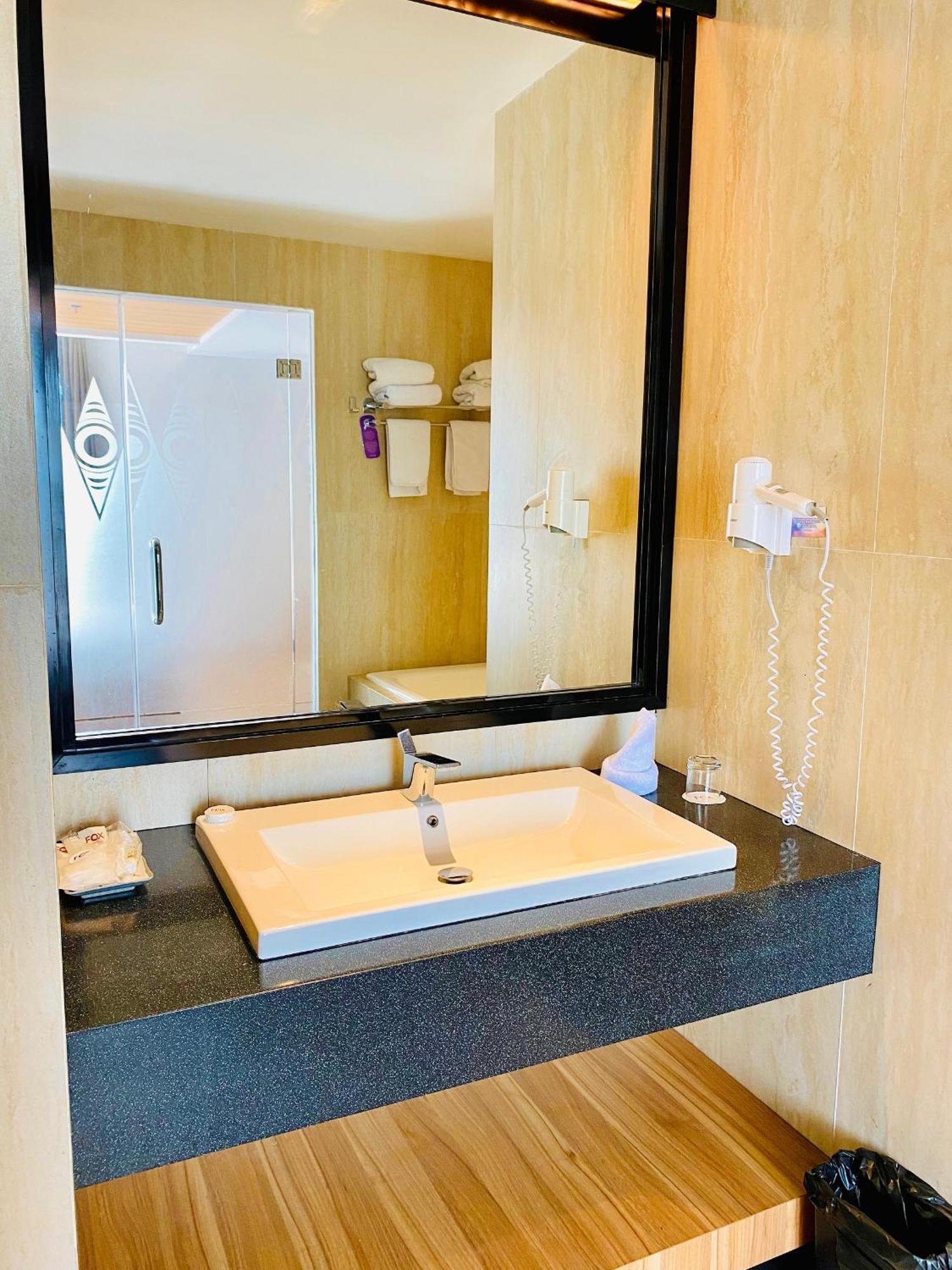 Fox Hotel Jayapura Extérieur photo