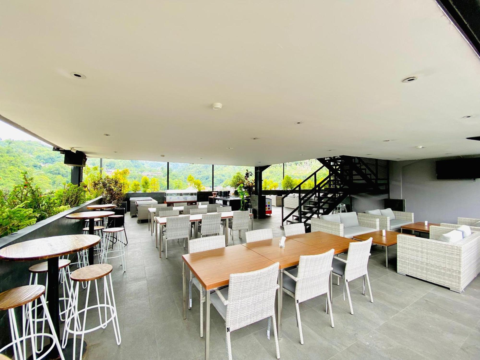 Fox Hotel Jayapura Extérieur photo